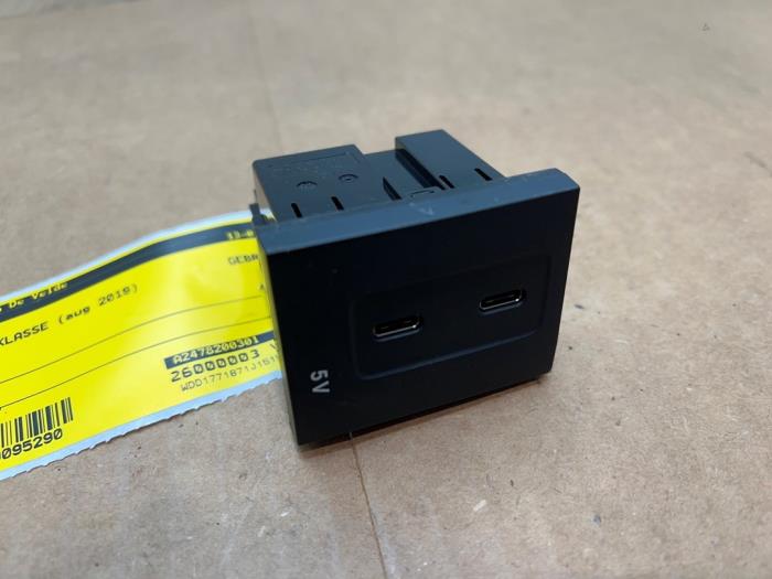 Begagnade USB-modul Mercedes A Limousine (177.1) 1.3 A-200 Turbo Pris € 12,10 Inklusive moms erbjuds av Autoparts Van De Velde