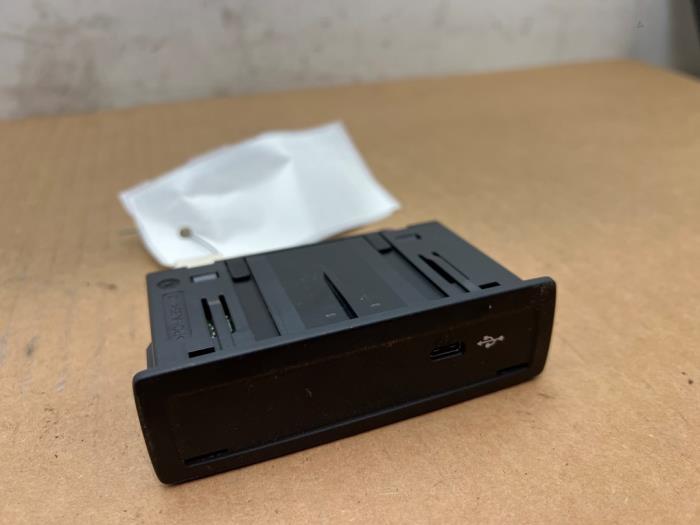 Usados Módulo USB Mercedes A Limousine (177.1) 1.3 A-200 Turbo Precio € 30,25 IVA incluido ofrecido por Autoparts Van De Velde