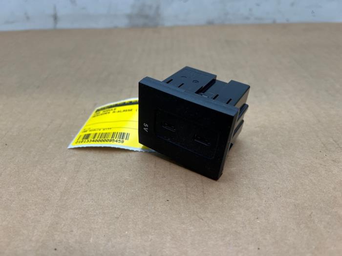 Begagnade USB-modul Mercedes A Limousine (177.1) 1.3 A-200 Turbo Pris € 12,10 Inklusive moms erbjuds av Autoparts Van De Velde