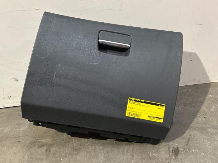 Begagnade Handskfack Mercedes A (W176) 1.6 A-180 16V Pris € 90,75 Inklusive moms erbjuds av Autoparts Van De Velde