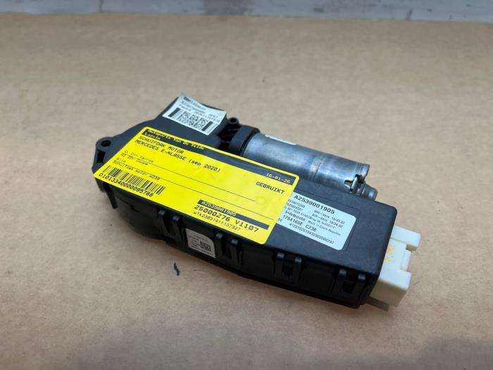 Używane Silnik szyberdachu Mercedes E (C238) E-220d 2.0 Turbo 16V Cena € 108,90 Z VAT oferowane przez Autoparts Van De Velde