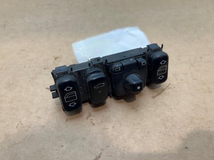 Usados Interruptor combinado de ventanillas Mercedes CLK (R208) 2.0 200 16V Precio € 60,50 IVA incluido ofrecido por Autoparts Van De Velde