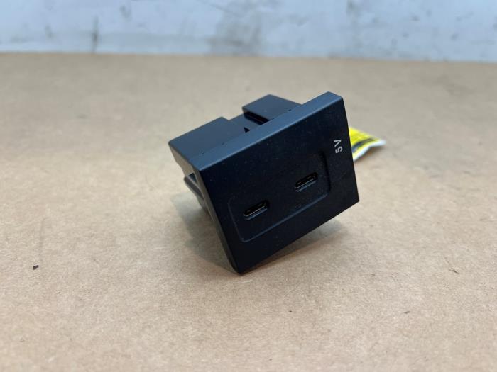 Begagnade USB-modul Mercedes A (177.0) 1.5 A-180d Pris € 48,40 Inklusive moms erbjuds av Autoparts Van De Velde