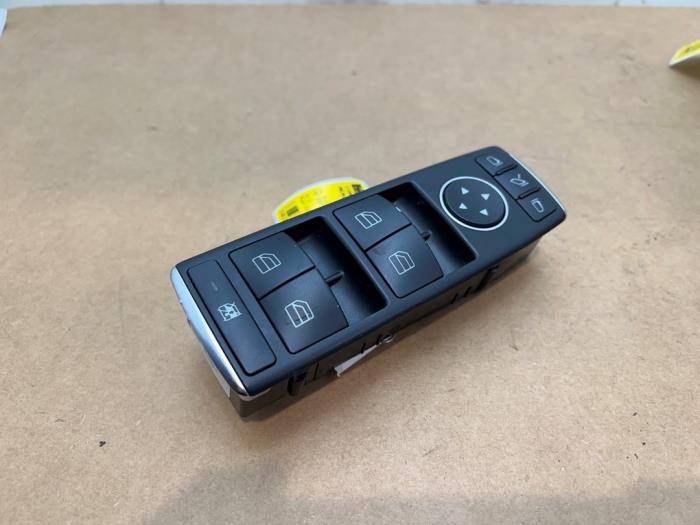 Usados Interruptor combinado de ventanillas Mercedes CLA (117.3) 1.6 CLA-200 16V Precio € 42,35 IVA incluido ofrecido por Autoparts Van De Velde