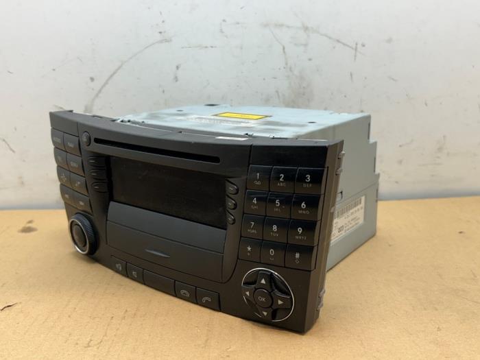 Używane Radio Mercedes E (W211) 2.2 E-200 CDI 16V Cena € 90,75 Z VAT oferowane przez Autoparts Van De Velde