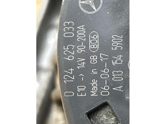 Dynamo van een Mercedes-Benz E (W211) 2.2 E-200 CDI 16V 2006
