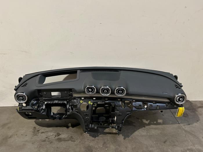 Używane Panel Mercedes C (W206) C-180 1.5 EQ Boost Cena € 1.089,00 Z VAT oferowane przez Autoparts Van De Velde