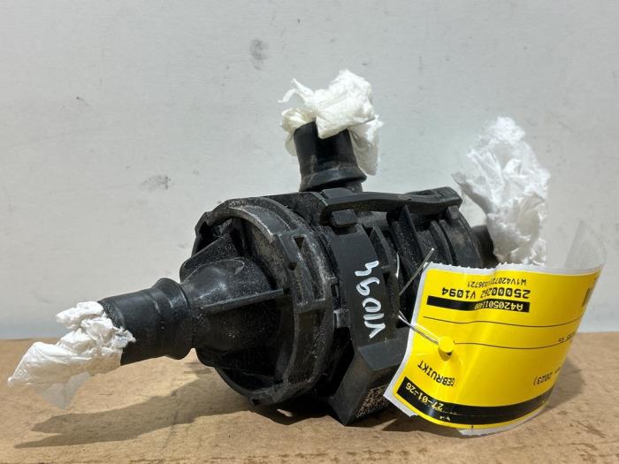 Begagnade Extra vattenpump Mercedes Citan Tourer (420.7) 1.5 110 CDI Pris € 90,75 Inklusive moms erbjuds av Autoparts Van De Velde