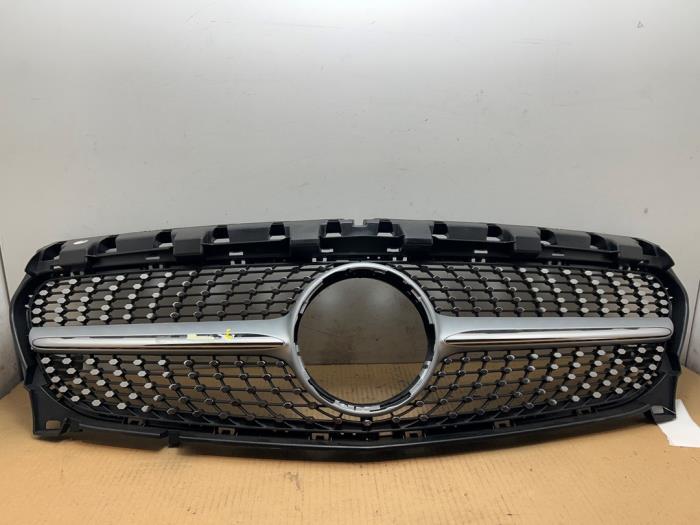 Używane Grill Mercedes CLA (117.3) 2.0 CLA-250 Turbo 16V 4-Matic Cena € 272,25 Z VAT oferowane przez Autoparts Van De Velde