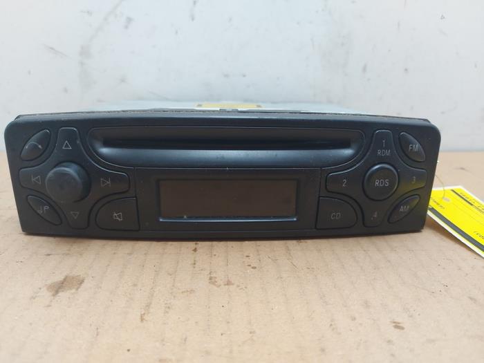 Używane Radio Mercedes C (W203) 2.2 C-220 CDI 16V Cena € 90,75 Z VAT oferowane przez Autoparts Van De Velde