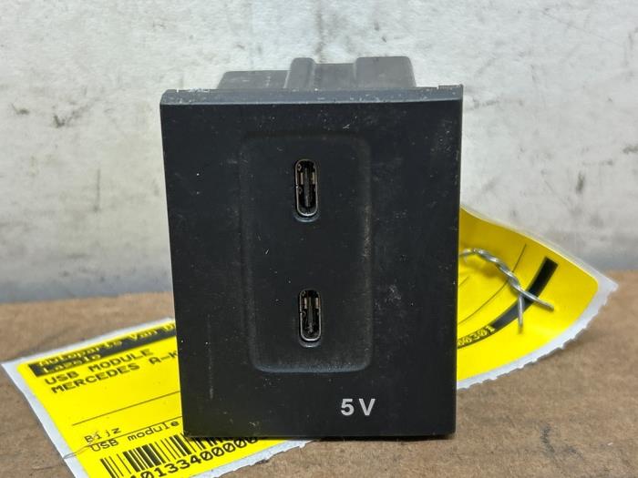 Begagnade USB-modul Mercedes A Limousine (177.1) 1.3 A-200 Turbo Pris € 12,10 Inklusive moms erbjuds av Autoparts Van De Velde