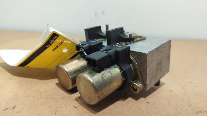 Gebrauchte Ventilblock hydraulisch Mercedes SL (R129) 3.0 300 SL 24V Preis € 181,50 Mit Mehrwertsteuer angeboten von Autoparts Van De Velde