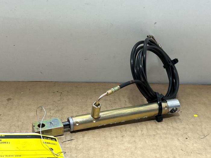 Convertible roof main ram cylinder