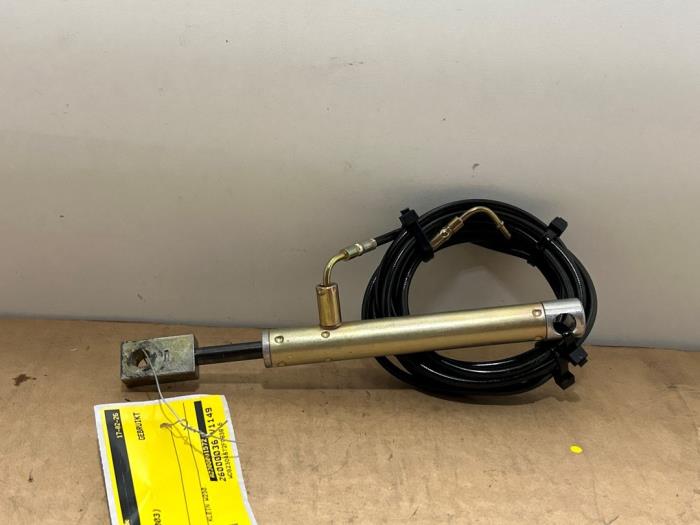 Convertible roof main ram cylinder