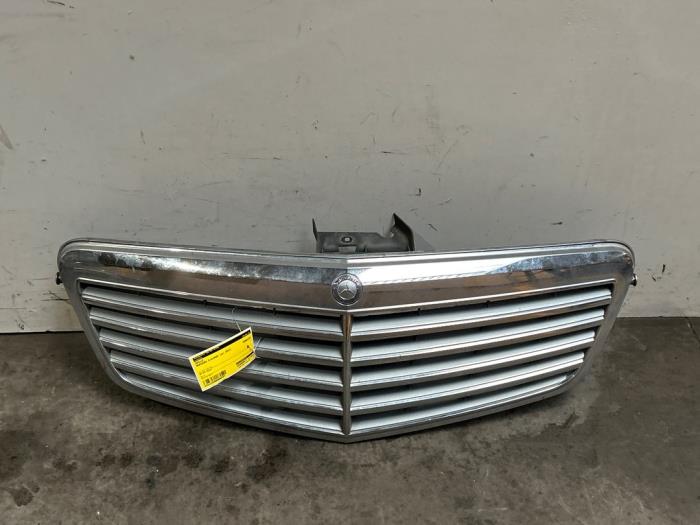 Używane Grill Mercedes E (W212) E-300 CDI V6 24V BlueEfficiency Cena € 175,45 Z VAT oferowane przez Autoparts Van De Velde