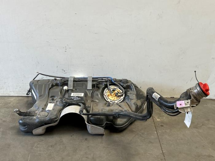 Begagnade Tank Mercedes E (W213) E-300de 2.0 Turbo 16V Pris € 242,00 Inklusive moms erbjuds av Autoparts Van De Velde
