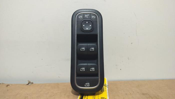 Usados Interruptor combinado de ventanillas Mercedes CLA (118.3) 1.3 CLA-250 e Turbo 16V Precio € 48,40 IVA incluido ofrecido por Autoparts Van De Velde