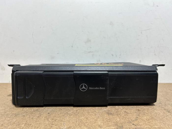 Używane Zmieniarka CD Mercedes Vito (447.6) 1.6 111 CDI 16V Cena € 175,45 Z VAT oferowane przez Autoparts Van De Velde