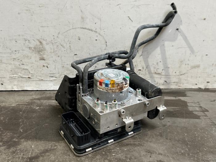 Begagnade Kompressor Mercedes EQE (X294) 350+ 91/96 kWh Pris € 484,00 Inklusive moms erbjuds av Autoparts Van De Velde