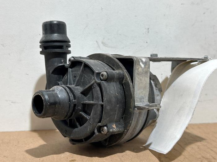 Usagé Pompe à eau Mercedes CLA (118.3) 1.3 CLA-250 e Turbo 16V Prix € 102,85 Prix TTC proposé par Autoparts Van De Velde