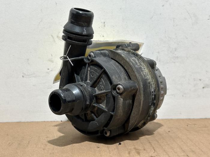 Usagé Pompe à eau Mercedes C Estate (S206) C-300 de 2.0 Turbo 16V Prix € 60,50 Prix TTC proposé par Autoparts Van De Velde