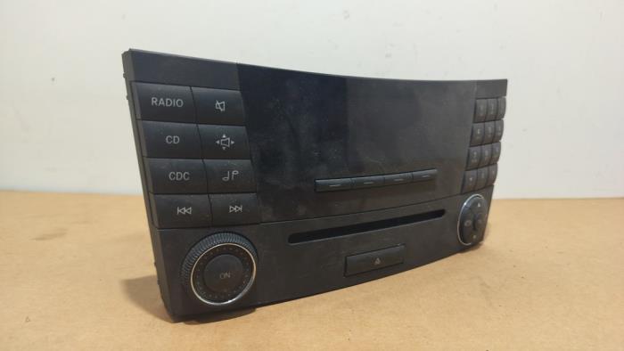 Używane Radio Mercedes E (W211) 3.0 E-280 CDI 24V Cena € 90,75 Z VAT oferowane przez Autoparts Van De Velde