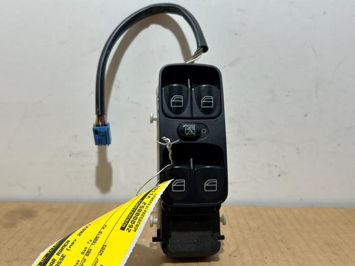 Usados Interruptor combinado de ventanillas Mercedes C Combi (S203) 2.2 C-200 CDI 16V Precio € 54,45 IVA incluido ofrecido por Autoparts Van De Velde