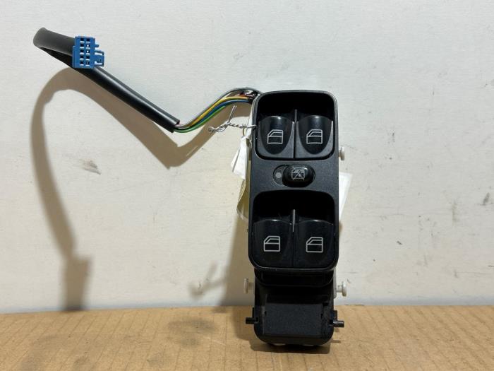 Usados Interruptor combinado de ventanillas Mercedes C Combi (S203) 2.2 C-200 CDI 16V Precio € 54,45 IVA incluido ofrecido por Autoparts Van De Velde
