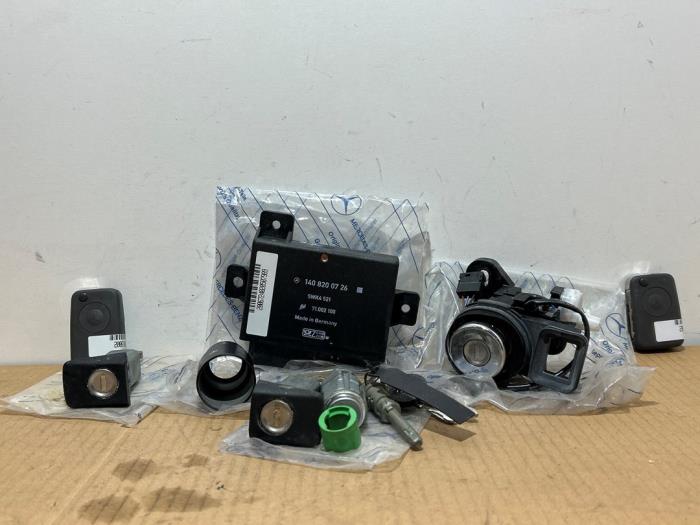 Gebrauchte Schlossset Mercedes S (W140) 4.2 420 SE,SEL 32V (S 420) Preis € 484,00 Mit Mehrwertsteuer angeboten von Autoparts Van De Velde