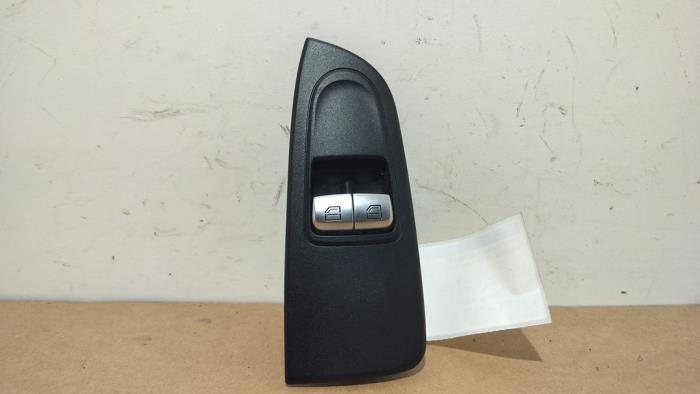 Usados Interruptor combinado de ventanillas Mercedes Vito (447.6) 2.0 116 CDI 16V Precio € 90,75 IVA incluido ofrecido por Autoparts Van De Velde