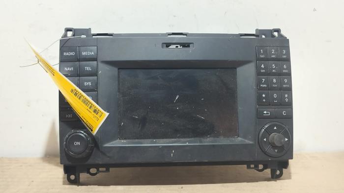 Używane Radio Mercedes Sprinter 3,5t (906.63) 319 CDI,BlueTEC V6 24V 4x4 Cena € 181,50 Z VAT oferowane przez Autoparts Van De Velde
