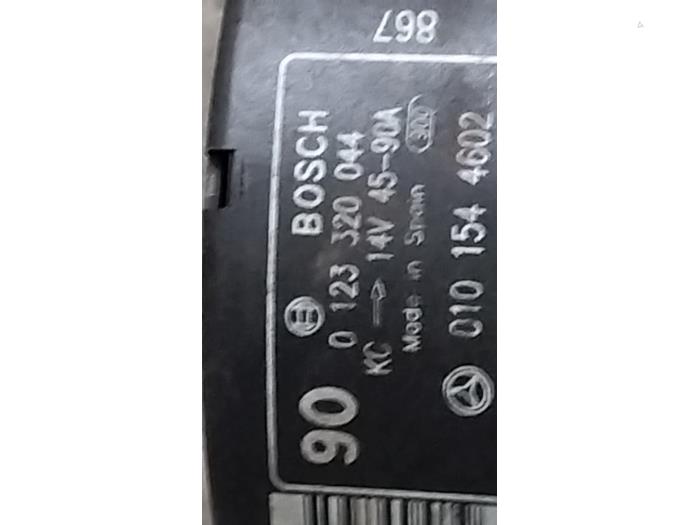 Dynamo van een Mercedes-Benz C (W202) 2.2 C-220 16V 1997