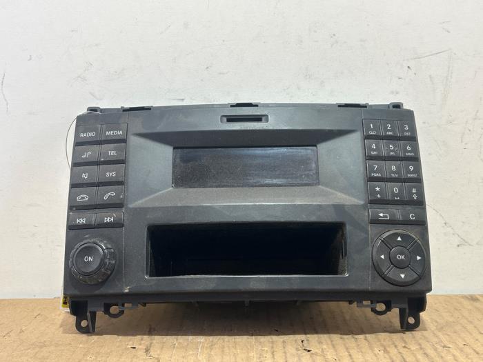 Używane Radio Mercedes Sprinter 5t (906.15/906.25) 513 CDI 16V Cena € 248,05 Z VAT oferowane przez Autoparts Van De Velde