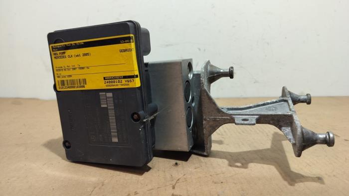 Usagé Bloc ABS Mercedes CLK (R209) 3.2 320 CDI Prix € 72,60 Prix TTC proposé par Autoparts Van De Velde