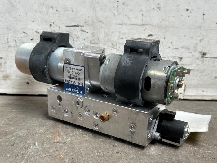Begagnade Hydraulpump Mercedes SLK (R172) 2.1 250 d 16V Pris € 363,00 Inklusive moms erbjuds av Autoparts Van De Velde