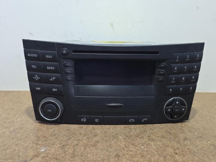 Używane Radio Mercedes E (W211) 2.2 E-200 CDI 16V Cena € 90,75 Z VAT oferowane przez Autoparts Van De Velde