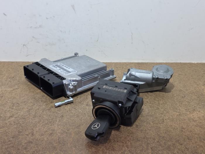 Used Ignition lock + computer Mercedes C (W203) 2.2 C-200 CDI 16V Price € 272,25 Inclusive VAT offered by Autoparts Van De Velde