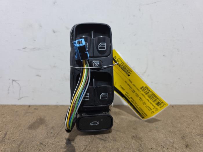 Usados Interruptor combinado de ventanillas Mercedes C (W203) 2.2 C-200 CDI 16V Precio € 54,45 IVA incluido ofrecido por Autoparts Van De Velde