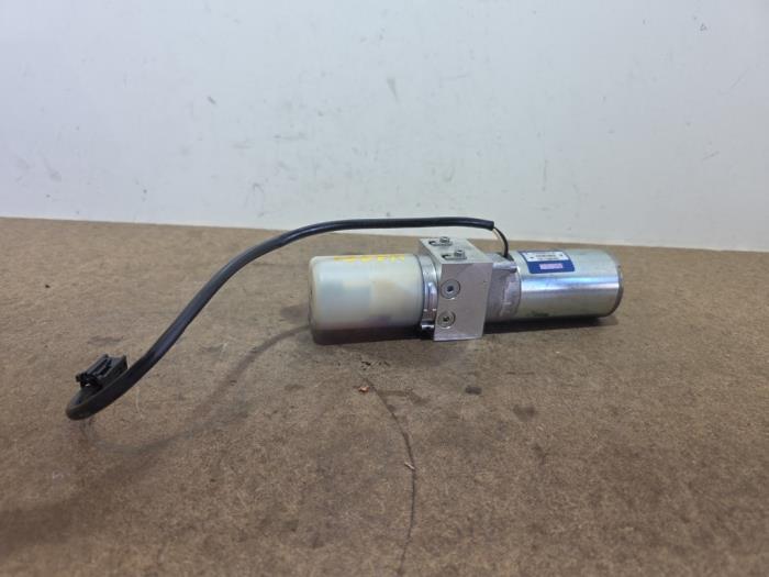 Begagnade Hydraulpump Mercedes CL (216) 5.5 CL-550 V8 32V Pris € 199,65 Inklusive moms erbjuds av Autoparts Van De Velde