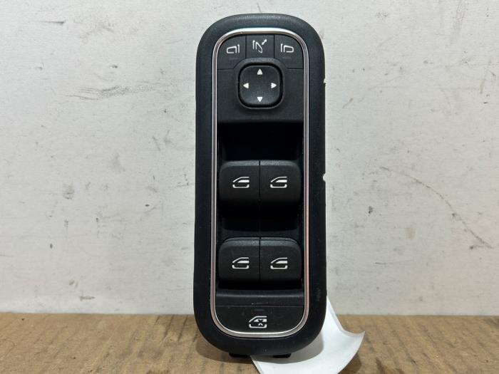 Usados Interruptor combinado de ventanillas Mercedes A Limousine (177.1) 1.3 A-250 e Turbo 16V Precio € 48,40 IVA incluido ofrecido por Autoparts Van De Velde