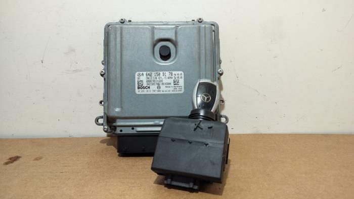 Used Ignition lock + computer Mercedes CLS (C219) 320 CDI 24V Price € 242,00 Inclusive VAT offered by Autoparts Van De Velde