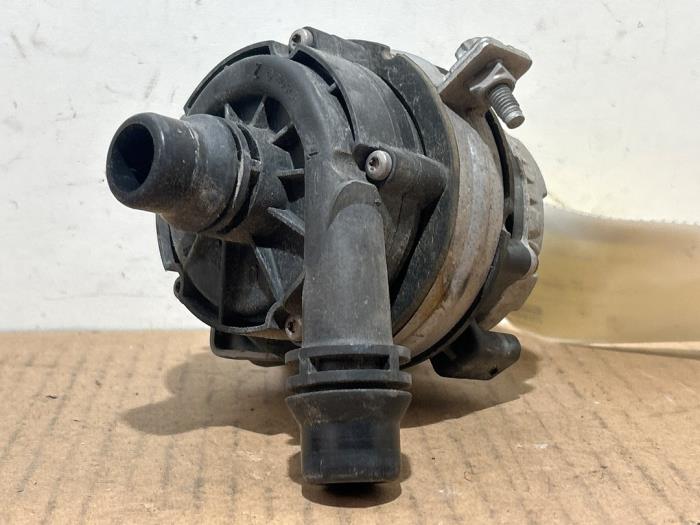 Begagnade Vattenpump Mercedes A Limousine (177.1) 1.3 A-250 e Turbo 16V Pris € 60,50 Inklusive moms erbjuds av Autoparts Van De Velde