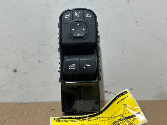 Używane Przelacznik combi okienny Mercedes Sprinter 3,5t (907.6/910.6) 317 CDI 2.0 D RWD Cena € 60,50 Z VAT oferowane przez Autoparts Van De Velde