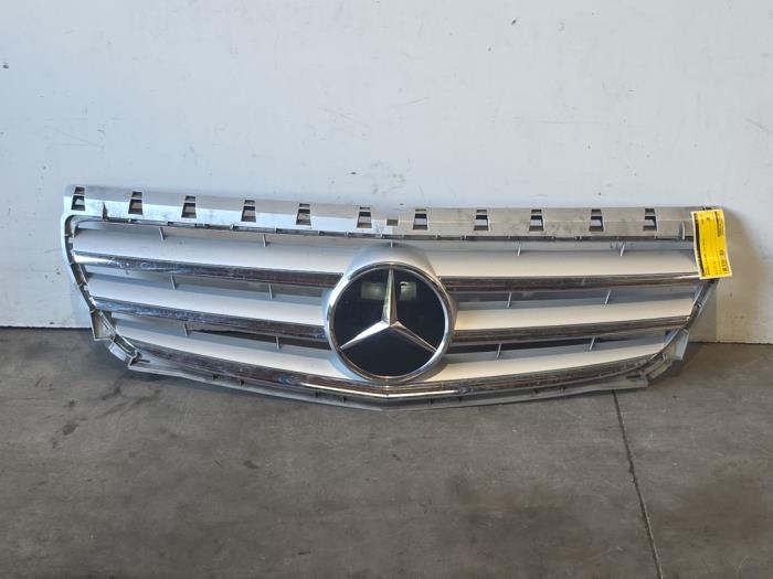 Begagnade Grill Mercedes B (W246/W242) 1.8 B-180 CDI BlueEFFICIENCY 16V Pris € 242,00 Inklusive moms erbjuds av Autoparts Van De Velde