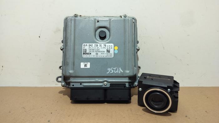 Used Ignition lock + computer Mercedes CLS (C219) 350 CDI 24V Price € 242,00 Inclusive VAT offered by Autoparts Van De Velde