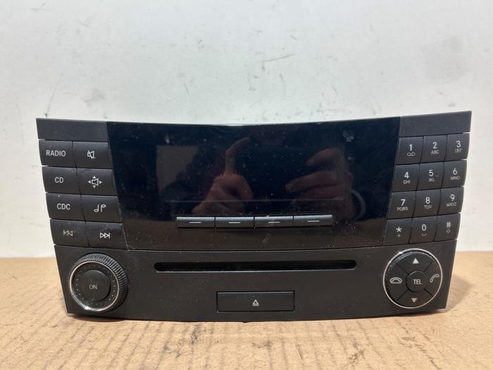 Używane Radio Mercedes E (W211) 2.2 E-220 CDI 16V Cena € 90,75 Z VAT oferowane przez Autoparts Van De Velde