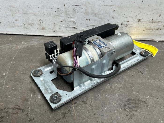 Begagnade Hydraulpump Mercedes SL AMG (R230) 5.4 SL-55 AMG V8 24V Pris € 1.512,50 Inklusive moms erbjuds av Autoparts Van De Velde