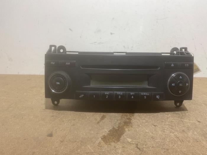 Używane Radio Mercedes Sprinter 3,5t (906.63) 309 CDI 16V Cena € 151,25 Z VAT oferowane przez Autoparts Van De Velde