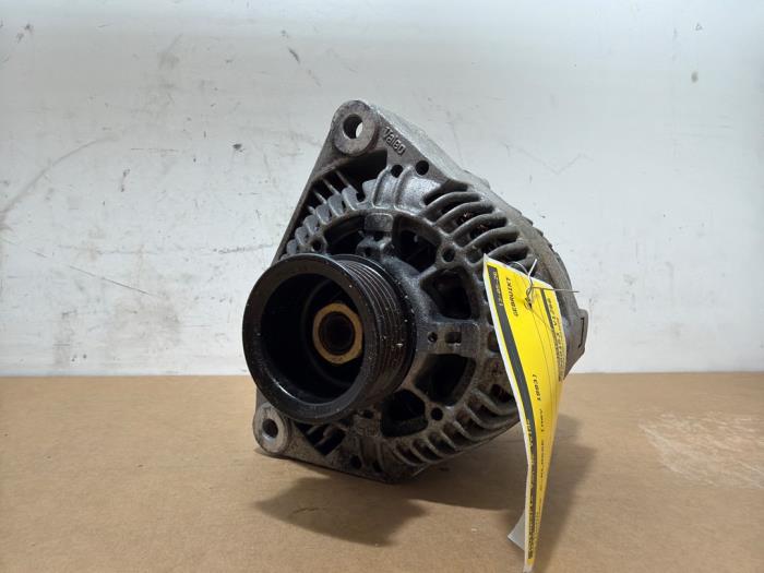 Usagé Dynamo Mercedes C (W202) 2.0 C-200D Prix € 90,75 Prix TTC proposé par Autoparts Van De Velde