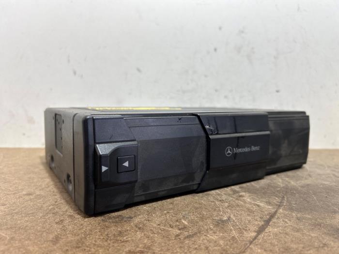 Używane Zmieniarka CD Mercedes S (W220) 3.2 S-320 18V Cena € 181,50 Z VAT oferowane przez Autoparts Van De Velde